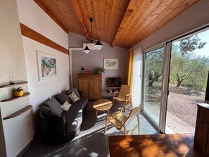 Living area - Gite du Mouredon – Views of the Village and Chauvet Cave, Near Vallon Pont d’Arc (Vallon-Pont-d'Arc)