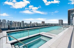 Outdoor pool - 501 First Modern Studio Downtown Miami (Miami)