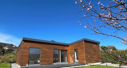 Single-storey wooden house, close to the Elorn river in a quiet area.