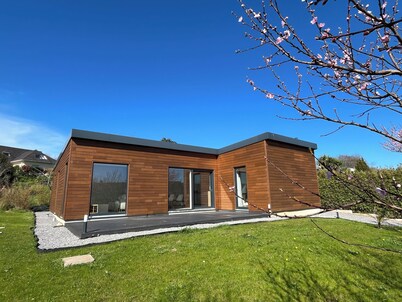 Single-storey wooden house, close to the Elorn river in a quiet area.