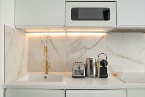 Réfrigérateur, micro-ondes, cafetière/bouilloire, grille-pain