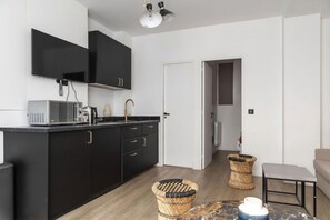 Fridge, microwave, coffee/tea maker, toaster - Suite Leroux 26 - Cosy Apt in the Heart of Paris (Paris)