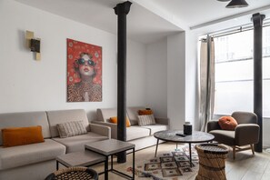 TV - Suite Leroux 26 - Cosy Apt in the Heart of Paris (Paris)