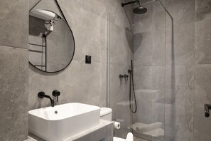 Shower, hair dryer, towels - Suite Leroux 26 - Cosy Apt in the Heart of Paris (Paris)