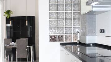 Réfrigérateur, micro-ondes, plaque de cuisson, lave-vaisselle