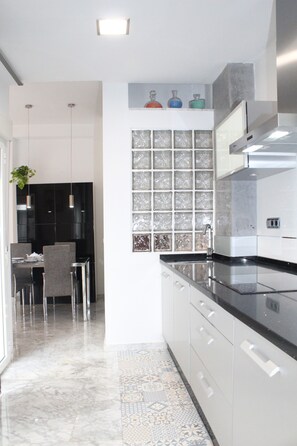 Fridge, microwave, stovetop, dishwasher