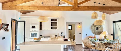 House, 4 Bedrooms, Private Pool, Pool View | Interior
