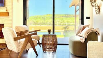 Casa, 4 quartos, piscina particular, vista para a piscina | Sala de estar