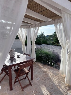 Outdoor dining - Vrbo Property (Puglia)