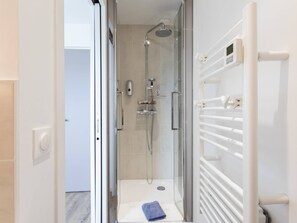 Shower, hair dryer - Holiday Home 'Au Point De Vue - Grand Gîte' with Wi-Fi (Perros-Guirec)