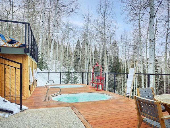 Outdoor spa tub