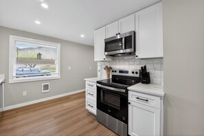 Private kitchen - King Bed Walk to it all! Stadium District Oasis (Tacoma)