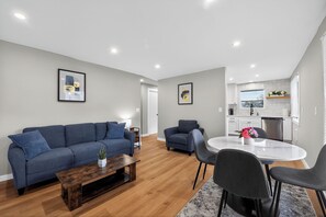 Living area - King Bed Walk to it all! Stadium District Oasis (Tacoma)