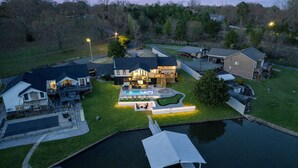 A residential property with a swimming pool, a dock, and a well-maintained lawn. - Lakefront Sleeps 18 w/ Pool, Dock, Putting Green, Hot Tub! Hot Springs (Hot Springs)