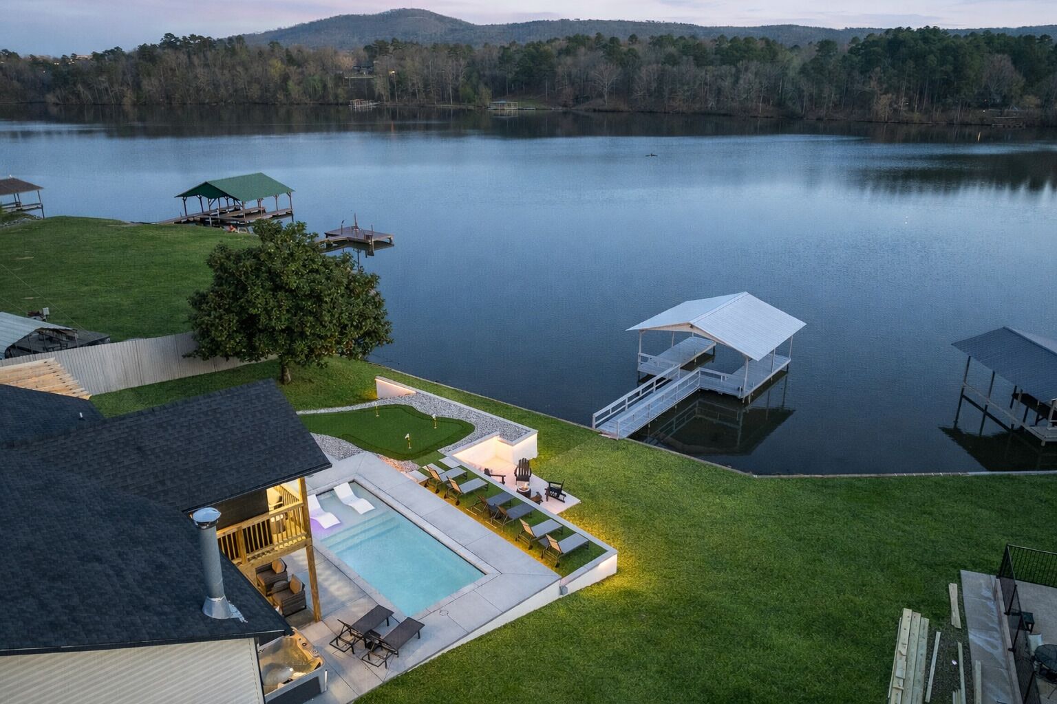 Una piscina al aire libre, una piscina climatizada