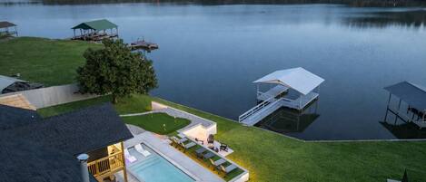 Una piscina al aire libre, una piscina climatizada