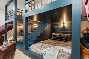 6 slaapkamers, een strijkplank/strijkijzer, reisbedje, gratis wifi