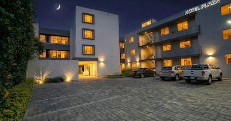 Exterior. Hotel Plaza