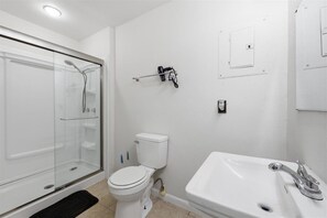 Douche, sèche-cheveux, serviettes fournies