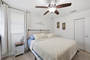 4 chambres, fer et planche à repasser, lit de bébé portatif