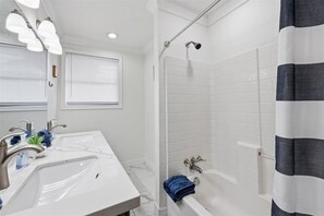 Douche, serviettes fournies