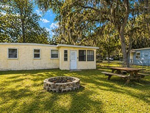 Outdoor dining - Cozy NSB Gem | Near Beach & Dining | Pets Welcome (New Smyrna Beach)