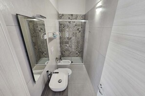 Shower, bidet - Apartment 1 - DIletta's Residence (Sant'Isidoro)