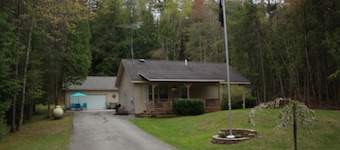 Indian Shores of Lake Huron: Sleeps 5. Close to 40 Mile Pt Lighthouse!