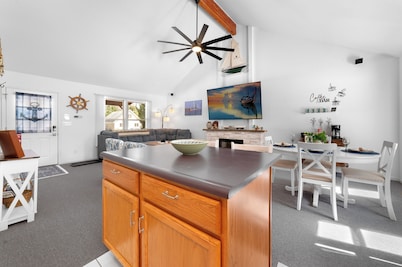Indian Shores of Lake Huron: Sleeps 5-Shared Beach Access-Golf Cart!