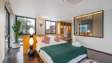 5 bedrooms, iron/ironing board, WiFi, bed sheets
