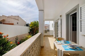 Outdoor dining - Apartment 'Galego A' with Shared Pool, Shared Garden and Wi-Fi (Olhos de Água)