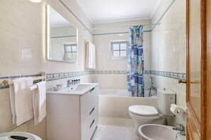 Douche, sèche-cheveux, serviettes fournies