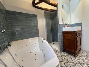Ducha, secador de pelo, toallas