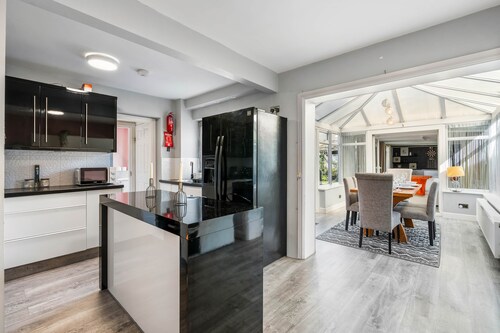 6-bedroom home for contractors and families.
