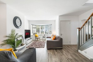 Smart TV, books - 6-bedroom home for contractors and families. (Colchester)