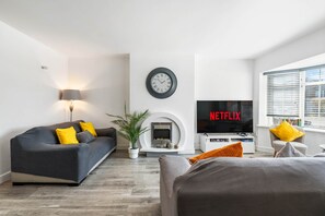 Smart TV, books - 6-bedroom home for contractors and families. (Colchester)