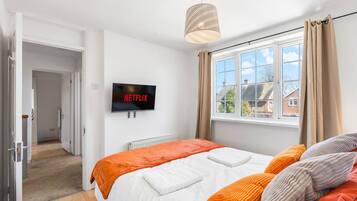 6 bedrooms, in-room safe, desk, iron/ironing board