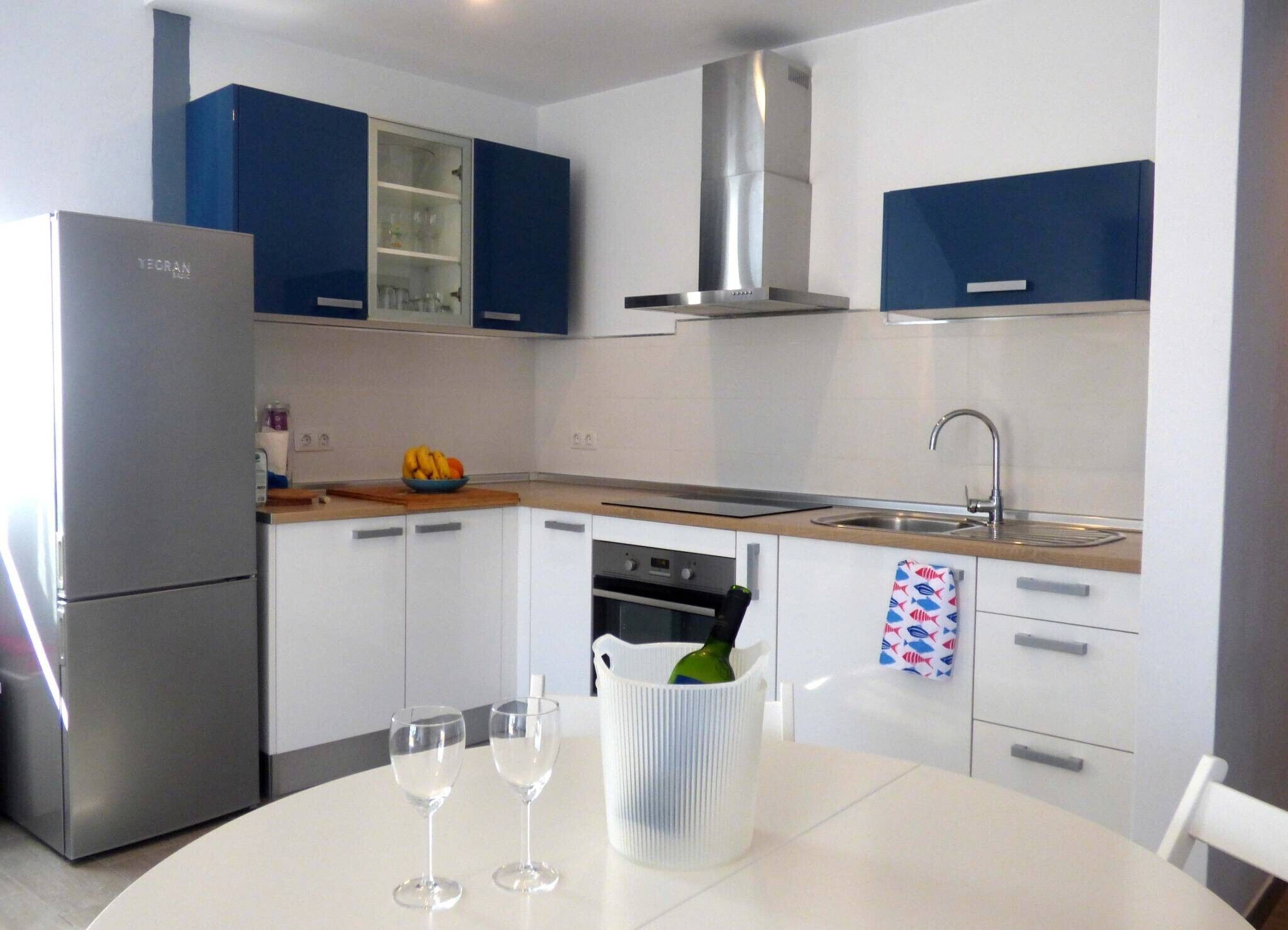 Fridge, oven, stovetop, coffee/tea maker