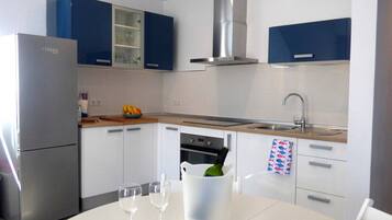 Fridge, oven, stovetop, coffee/tea maker