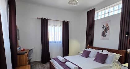 Chambre confortable calme sécurisé et éloigné des nuisances sonores de la ville.