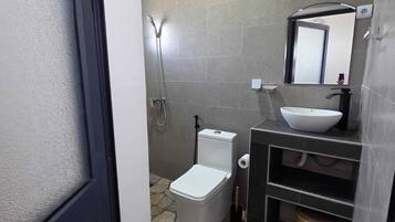 Dusche, HandtĂŒcher, Seife, Toilettenpapier