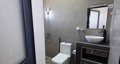 Chambre confortable calme sécurisé et éloigné des nuisances sonores de la ville.