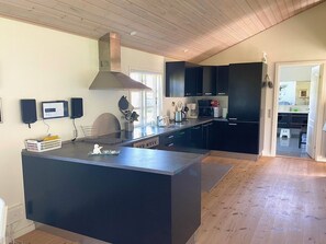 Kylskåp, mikrovågsugn, diskmaskin och grytor/köksredskap