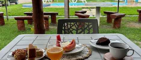 Bao gồm bữa sáng tự phục vụ hàng ngày