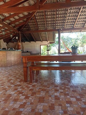 Outdoor dining - Enjoyable studio retreat in charming Sobradinho perfect for your stay (Sobradinho)