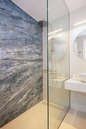 Dusche, Haartrockner, Handtücher, Seife
