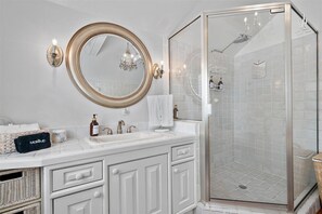 Douche, sĂšche-cheveux, serviettes fournies, savon