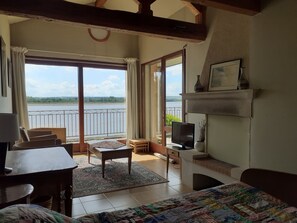 Living area - Vrbo Property (Ingrandes-le-Fresne-sur-Loire)