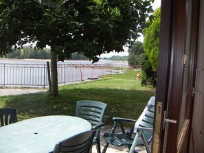 Outdoor dining - Vrbo Property (Ingrandes-le-Fresne-sur-Loire)
