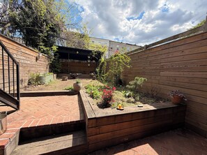 Property grounds - Cozy Brooklyn 1BR with Lush Backyard. Sleeps 4. Near L & J ,30 mins to manhattan (Brooklyn)